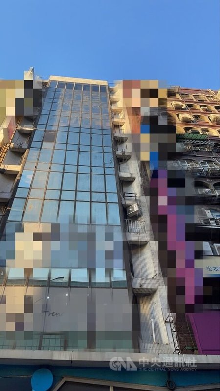 台北市大安區忠孝東路四段1棟大樓外牆磁磚7日下午破損掉落，初判為近日氣溫變化較大，外牆熱脹冷縮所致，幸未造成傷亡。（翻攝照片）中央社記者黃麗芸傳真　114年12月7日