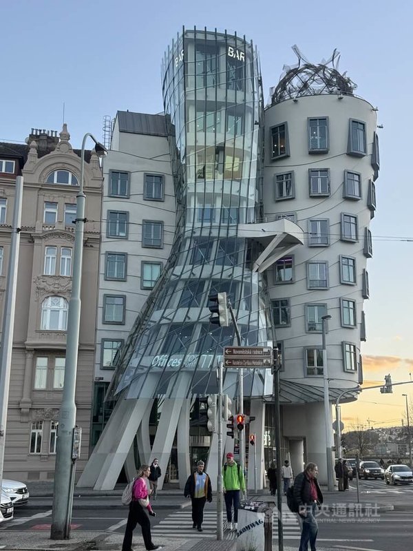 布拉格著名地標「跳舞的房子」外觀極具動感,淺藍色的玻璃帷幕宛如隨風舞動的裙襬,底部分岔的柱體則彷彿舞者的雙腿,呼應「跳舞的房子」之名。中央社記者劉郁葶布拉格攝 114年12月7日