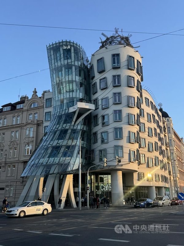 知名建築師法蘭克.蓋瑞以大膽且充滿奇趣的設計聞名,作品遍布全球,他也是布拉格著名地標「跳舞的房子」(Dancing House)的共同設計者。中央社記者劉郁葶布拉格攝 114年12月7日