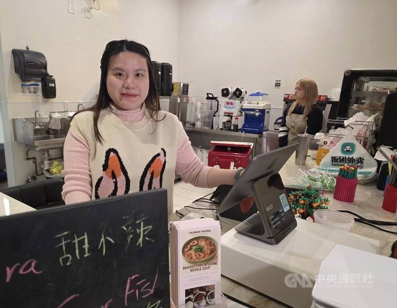 位於鳳凰城的台灣餐廳TAIWAN MAMA餐廳,創業者Kate年僅30多歲,隨同任職於台積電的先生遠赴鳳凰城,成了典型的「台積電太太」,因為想吃台灣美食找不到,就決定創業開餐廳。中央社記者江明晏攝 114年12月7日