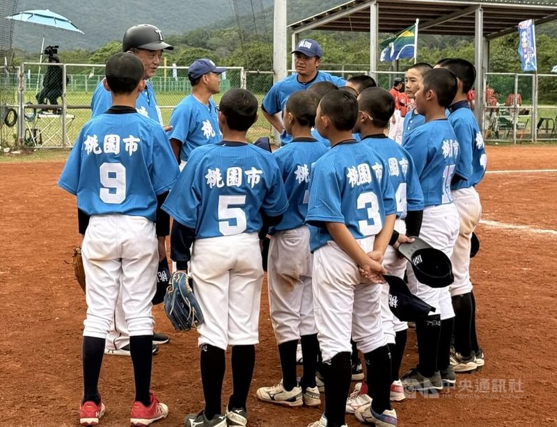 台彩威力盃少棒賽宜蘭縣雖無緣冠軍戰，但桃園總教練李政達誇宜蘭是可敬對手，各隊實力越來越接近，也代表台灣基層棒球發展整體提升。圖為李政達（後左）8日賽後集合球員講話畫面。中央社記者謝靜雯攝　114年12月8日