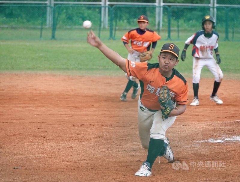 台彩威力盃少棒賽南投縣4強與新竹縣交手，最後由王牌投手黃皓男（圖）登板後援，6局下2次關鍵牽制出局，助隊以3比2搶勝，隊史首闖冠軍戰。中央社記者謝靜雯攝 114年12月8日