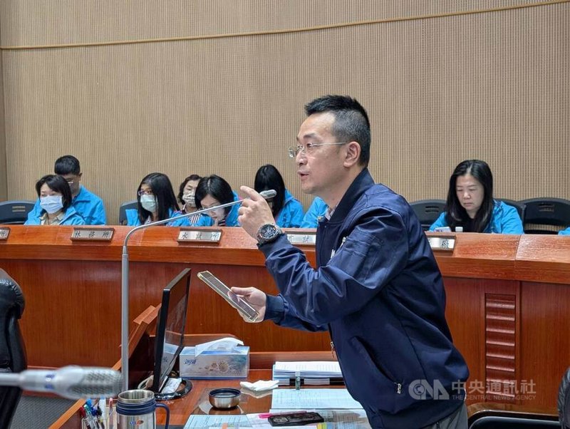 金門縣議會8日進行財政處、主計處等業務報告，無黨籍議員董森堡（前）質詢表示，在行政院可能不會執行立法院三讀財劃法，民國115年金門不確定能拿多少中央補助前提下，金門縣政府預算使用應更審慎。中央社記者吳玟嶸攝　114年12月8日