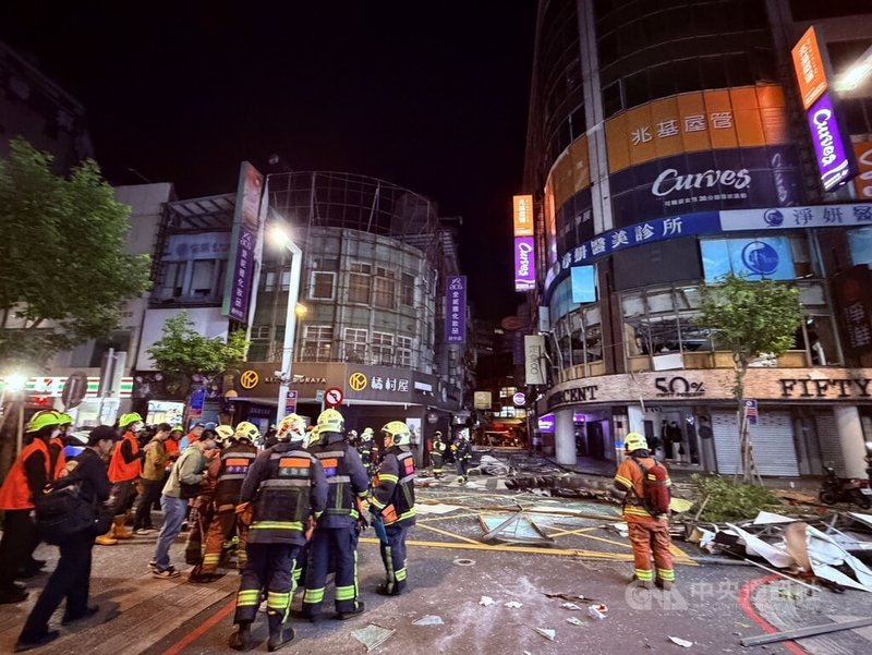 新北市板橋區府中商圈8日凌晨近1時發生公安事故,現場共有定食8及爭鮮等兩家餐廳受損。(翻攝照片)中央社記者王鴻國傳真 114年12月8日