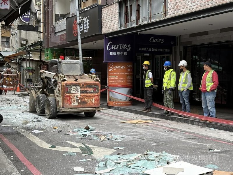 新北板橋府中商圈2樓餐廳8日發生氣爆，建築物招牌、玻璃四濺，也波及到附近商家與住戶。板橋區公所、市府工務局等人員上午進場拆除有危險疑慮的構造、清理地面碎玻璃。中央社記者曹亞沿攝 114年12月8日