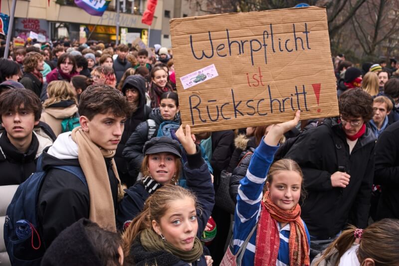 德國兵役新制引發學生不滿，5日有數百人在柏林集會表達訴求。（美聯社）