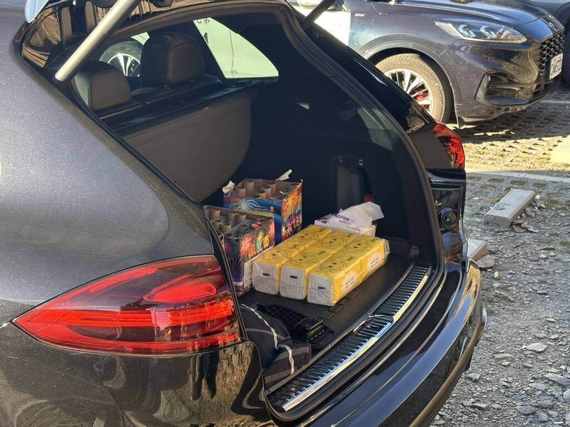 民眾在合歡山武嶺亭附近燃放煙火，保警第七總隊第九大隊8日接獲報案，會同太管處巡查員前往查察，在武嶺停車場發現可疑車輛，駕駛承認燃放煙火，並於車廂內發現未施放的煙火，現場開具舉發單依法告發。（太魯閣國家公園管理處提供）中央社記者李先鳳傳真　114年12月8日