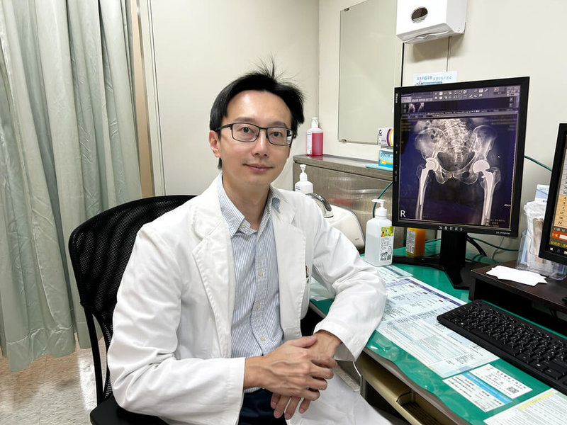 台中市澄清醫院中港院區骨科醫師洪舜奕8日提醒，髖部骨折是老年人跌倒後最常見、也最容易被忽略的傷害之一，如出現疼痛或跛行，應進行X光或斷層掃描檢查，以排除骨折。（澄清醫院提供）中央社記者郝雪卿傳真   114年12月8日