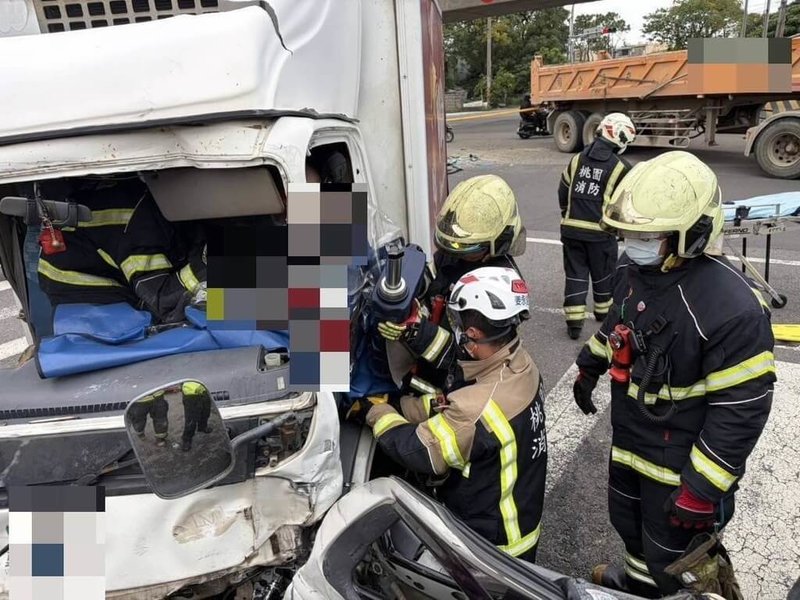 黃男駕駛砂石車8日行駛至桃園市蘆竹區的南青路、大華街口時，疑未依規轉彎，與湯男駕駛的小貨車發生碰撞，車禍造成湯男左腳膝蓋開放性骨折，經急救送醫無生命危險。（桃園市政府消防局提供）中央社記者吳睿騏桃園傳真　114年12月8日