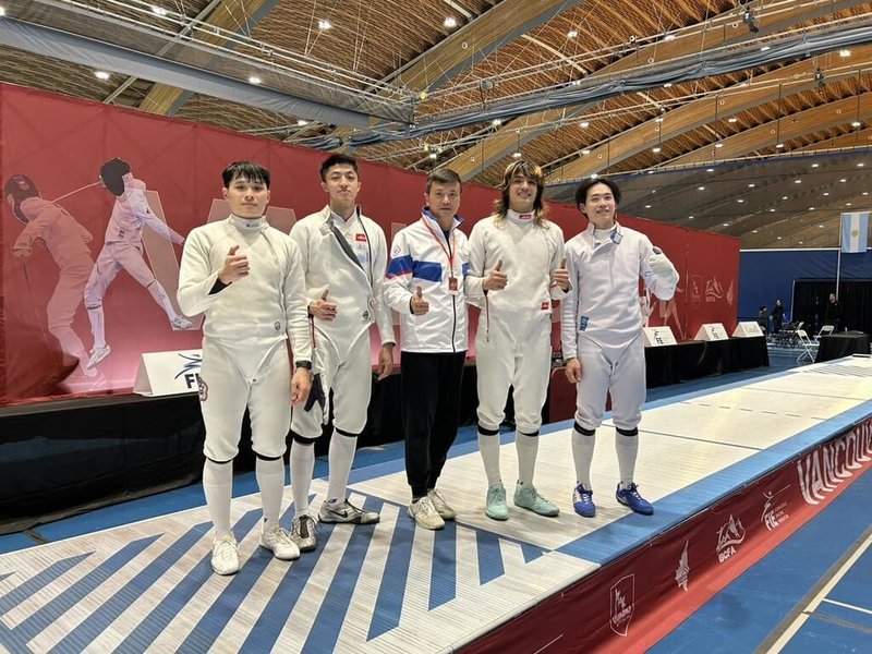 在加拿大舉行的擊劍世界盃，台灣男子銳劍團體靠著吳俊明（左1）、李讓（左2）、葛屹盧（Yilu Guillemot）（右2）、徐敬文（右1）8日首闖4強寫紀錄，教練賴明助（中）滿意子弟兵表現。（賴明助提供）中央社記者黎建忠傳真　114年12月8日