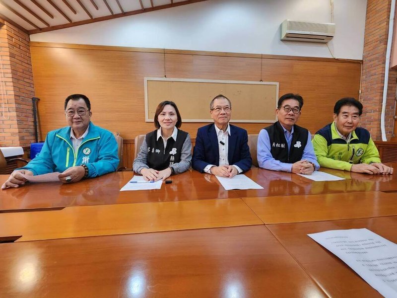 林姓警員5日執行交管勤務時遭廂型客車撞擊重傷,國民黨質疑是執行輔選行程,並非公務視察,民進黨宜蘭縣議會黨團(圖)回應,國民黨將不幸意外當成政治提款機,呼籲放下政治操作。(民進黨宜蘭縣議會黨團提供)中央社記者王朝鈺傳真 114年12月8日