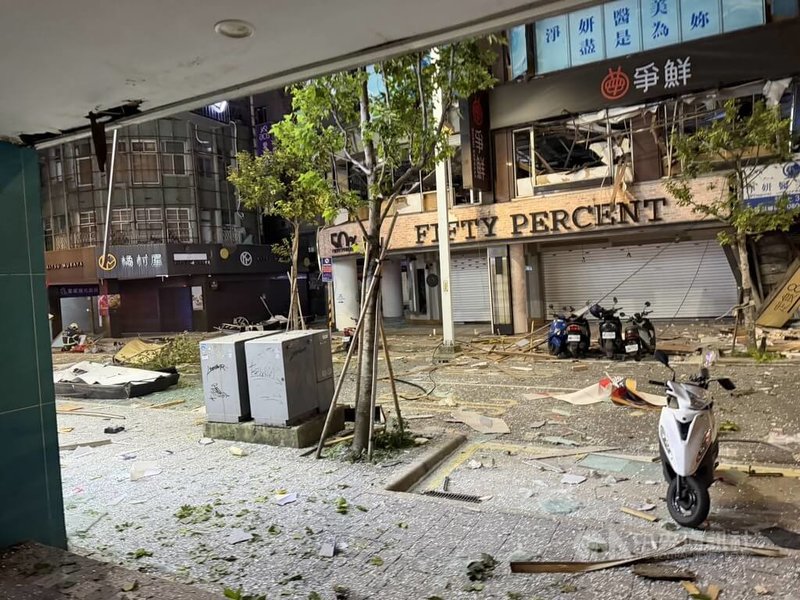 新北市板橋區府中商圈8日凌晨近1時發生公安事故,附近有許多飛散掉落的碎片。(翻攝照片)中央社記者王鴻國傳真 114年12月8日