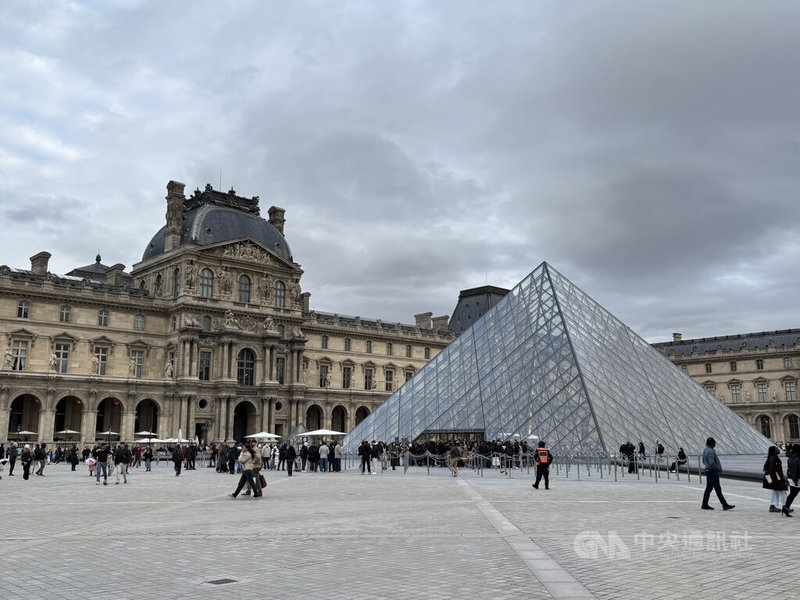 繼近月發生重大竊案和建物老舊以致關閉展廳之後，巴黎羅浮宮再次出現問題。羅浮宮埃及文物圖書館上月底漏水，造成數百件文獻受損。攝於114年10月26日。中央社記者曾依璇巴黎攝　114年12月8日