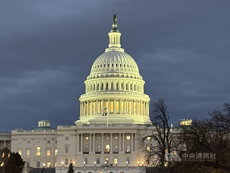 美國聯邦參、眾議院妥協版「國防授權法案」7日晚間上架,授權2026財政年度軍援台灣最高10億美元。圖為美國國會大廈,攝於11月30日。中央社記者鍾佑貞華盛頓攝 114年12月8日