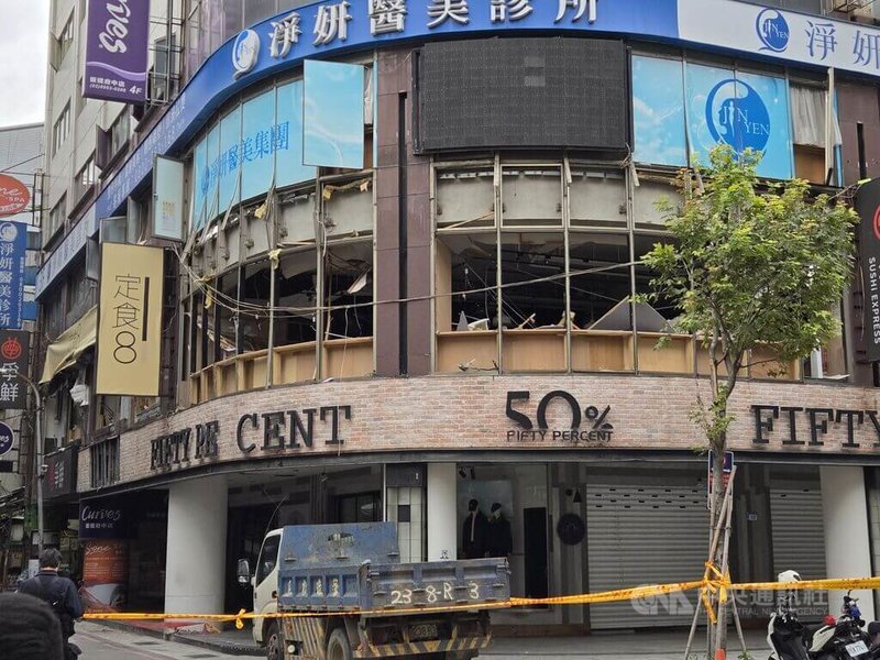 新北板橋府中商圈2樓餐廳8日發生氣爆，除造成路人輕傷外，也波及附近商家與住戶，樓上的醫美業者表示地板隆起、也有幾台機器被擠壓受損。中央社記者曹亞沿攝 114年12月8日