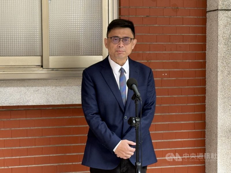 有關家人在校園引發風波，投入民進黨高雄市長初選的立委賴瑞隆8日在立法院受訪提及，對方家長願意接受他的道歉，這段時間會以家人的事情為優先。中央社記者王揚宇攝　114年12月8日