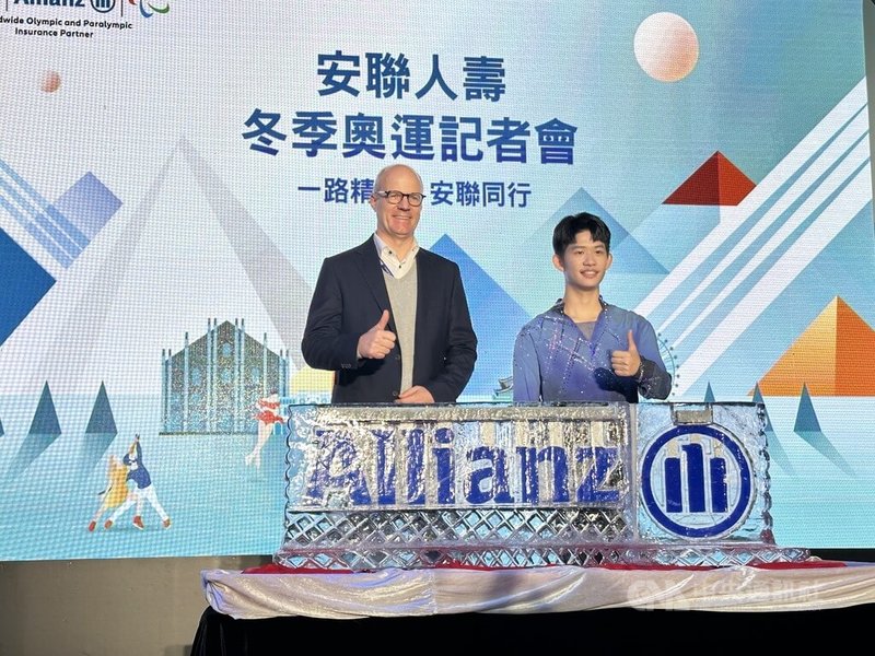 將代表台灣參加米蘭－柯蒂納戴比索冬季奧運的18歲男子花式滑冰小將李宇翔（右），8日受邀擔任人壽品牌代言人。中央社記者黎建忠攝　114年12月8日