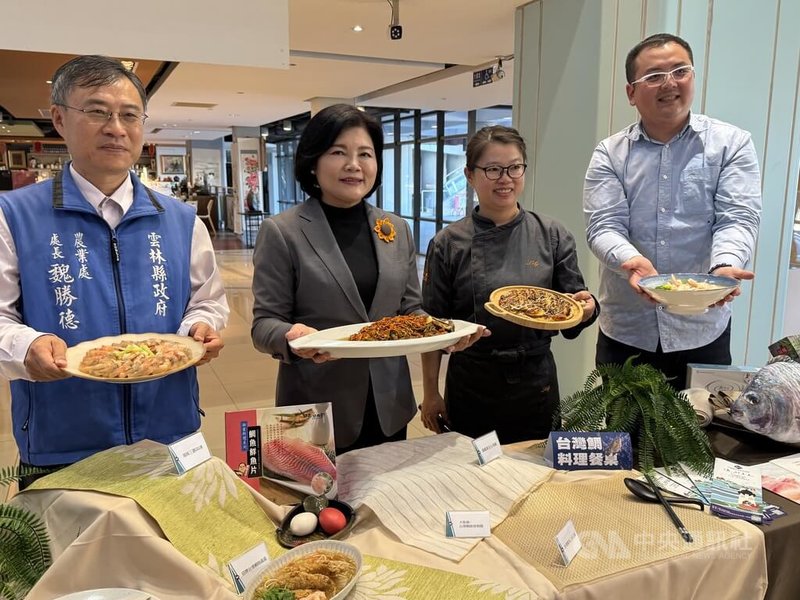 高雄誤檢鯛魚排重大疏失，造成雲林縣口湖漁類生產合作社與台灣鯛品牌造成重大衝擊，雲林縣長張麗善（左2）8日說，新北市政府伸援手，願協助銷售鯛魚，雲林縣府也在電商平台鋪貨，支持優質水產品。  中央社記者姜宜菁攝  114年12月8日