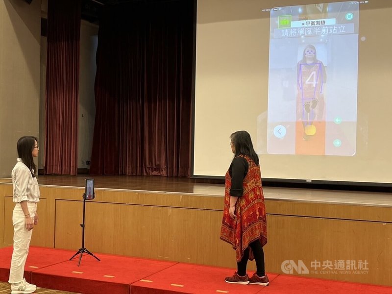 台北市信義區健康服務中心表示，12月為民服務區設置「長者跌倒風險檢測站」，可免費進行AI動態防跌骨架鑑測服務，2分鐘即可完成，歡迎民眾前來檢測。中央社記者楊淑閔攝　114年12月8日