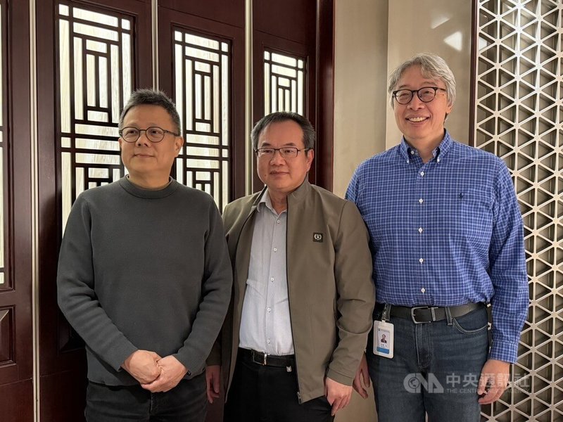 國邑8日宣布，已完成首批L606用於PH-ILD（間質性肺病引起的肺高壓）全球第三期臨床試驗的藥品出貨，供應授權夥伴Liquidia啟動國際多中心試驗。左起為國邑副董事長顏麟權、董事長王建治、總經理甘霈。中央社記者何秀玲攝　114年12月8日