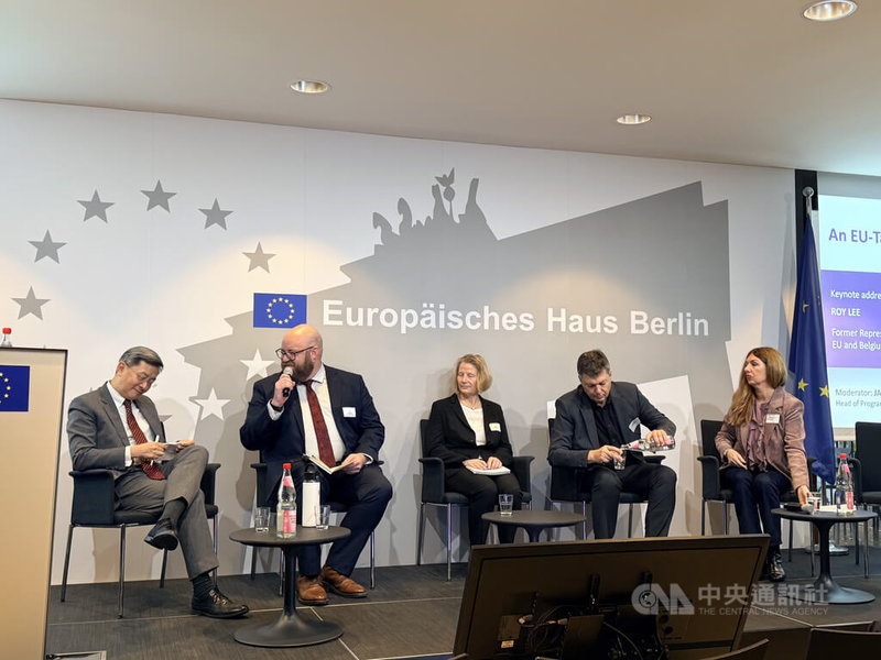 第4屆柏林台灣會議「台歐貿易議程」座談，與談人包括前駐歐盟代表李淳（左起）、主持人墨卡托中國研究中心分析師君特（Jacob Gunter）、德國勤業法規事務總監費雪（Heike Fischer）、德國工業聯盟執委尼德馬克（Wolfgang Niedermark），以及德國工商總會（DIHK）國際市場部主管任弗特（Nicole Renvert）。中央社記者林尚縈柏林攝　114年12月8日