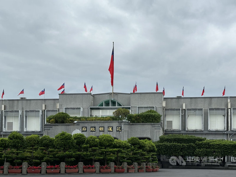 花蓮縣政府提送115年度總預算新台幣401億餘元，議會認為統籌分配稅增百餘億元，應增加鄉鎮公所財源並增列光復重建及防災工程經費，要求重編；縣府表示，可依地方制度法、預算法審議，無須重編。圖為花蓮縣府外觀。中央社記者李先鳳攝　114年12月8日