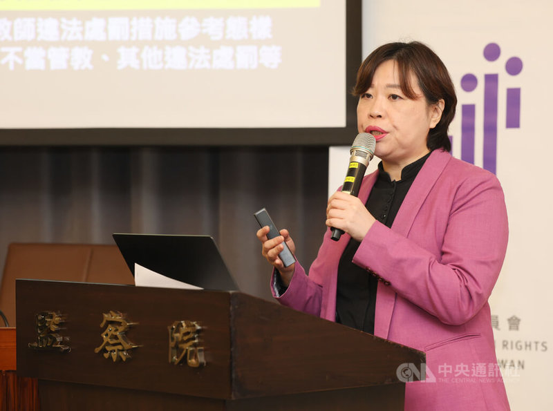 國家人權委員會8日舉行「檢視校園師對生暴力處理機制」專案報告發布記者會，由委員葉大華（圖）進行簡報說明調查結果。中央社記者謝佳璋攝  114年12月8日