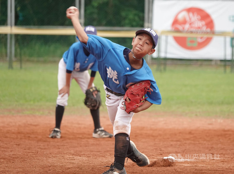 台彩威力盃少棒賽桃園市8日在4強戰出賽，陣中林恩（圖）中繼投5局1責失分、凍結對手攻勢，助隊以10比6擊敗宜蘭縣，連2年晉級冠軍戰。中央社記者謝靜雯攝　114年12月8日