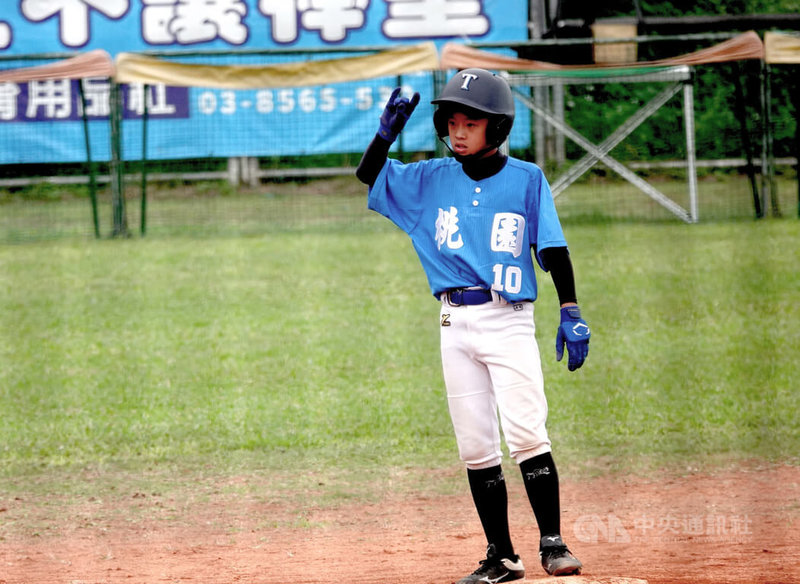 台彩威力盃少棒賽桃園市與宜蘭縣8日進行4強戰,桃園市隊余庭碩(圖)打擊有好表現,單場2安貢獻3分打點,助隊晉級冠軍戰。中央社記者謝靜雯攝 114年12月8日