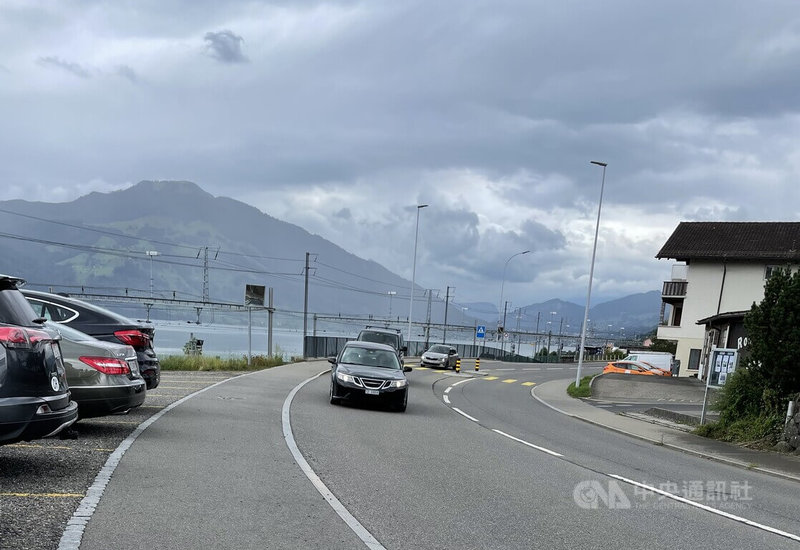 瑞士車牌屬人、不屬車，車主換車可繼續使用原車牌，特別車號在瑞士是車主們追逐的身分標的。中央社記者郭芳君蘇黎世攝  114年12月8日