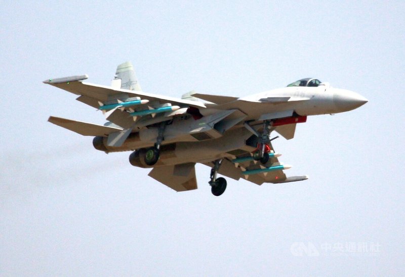 日本自衛隊戰機6日遭共軍遼寧艦艦載戰機殲-15以雷達照射。日本官房長官8日稱自衛隊在保持安全距離下執行任務，中方則強烈敦促對方停止「滋擾」正常演訓活動的行為。圖為2024年珠海航展上的殲-15（J-15）。中央社記者陳亦偉攝  114年12月8日