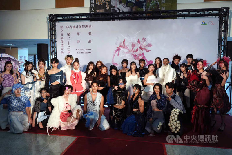 屏東科技大學時尚設計與管理系第22屆畢業展演8日盛大開幕，15組動態展演以多元議題貫穿全場，呈現青年設計者對時代觀察敏銳度與深度思考。中央社記者黃郁菁攝　114年12月8日