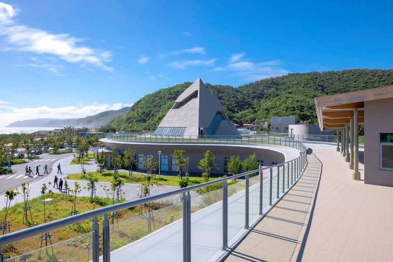 南迴驛位於南迴公路旁，號稱是全台最美的公路休息站，但人潮逐年減少，攤位陸續撤出，附近民眾擔心恐成「蚊子館」，多名議員也關心營運情形及相關預算編列。台東縣政府澄清，南迴驛經費運用透明、服務持續升級。（台東縣政府提供）中央社記者李先鳳傳真　114年12月8日