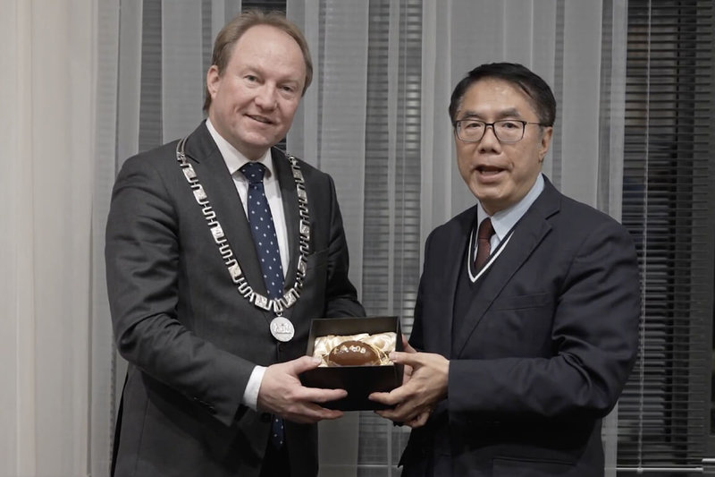 台南市長黃偉哲（右）日前出訪歐洲期間，前往台南友誼市荷蘭阿梅瑞市（Almere）拜會市長范德盧（Hein van der Loo）（左），並致贈茶壺。（台南市政府提供）中央社記者楊思瑞台南傳真　114年12月8日