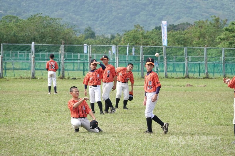 宜蘭縣過往多是單一球隊參加威力盃拚戰，此次以竹林國小為主體，加入三星、寒溪、內城國小球員組成聯隊參賽，「一個人走不穩、一起走才可以走更遠。」8日在8強賽擊敗台中、晉級4強。圖為球員場邊熱身畫面。中央社記者謝靜雯攝 114年12月8日