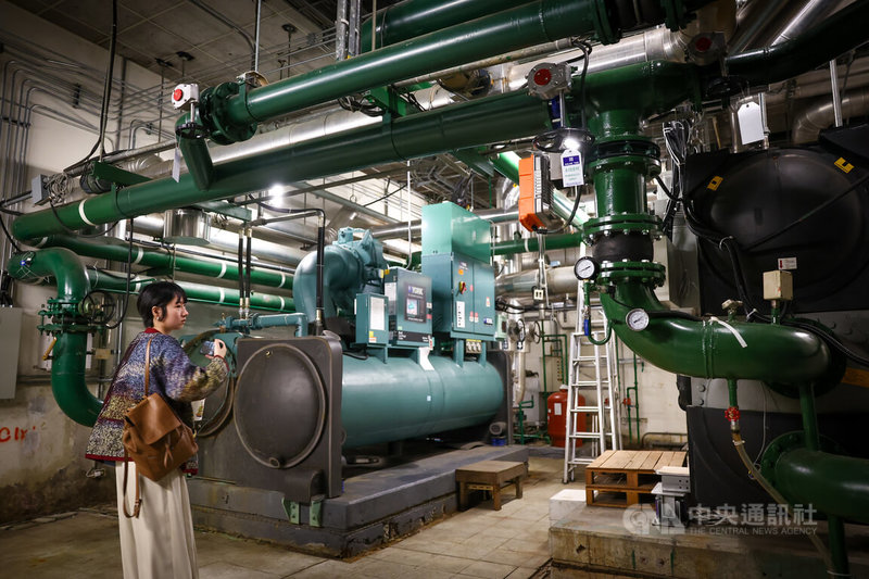 國家兩廳院「好事度量」永續特展8日正式開展，邀請YouTuber超認真少年，化身「一日機電組員」，帶領貴賓走進平時不對外開放的場館機電機房，導覽中展示的變頻冰水主機（圖），兼具永續節能。中央社記者王騰毅攝 114年12月8日