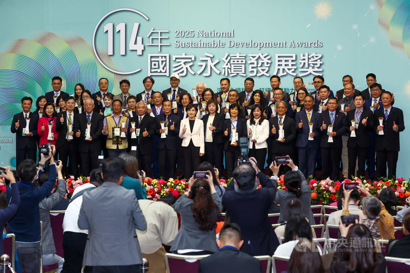 114年國家永續發展獎頒獎典禮8日在台大醫院國際會議中心舉行，行政院副院長鄭麗君（前排中白外套）出席頒獎，與獲獎單位代表大合影。中央社記者王騰毅攝  114年12月8日