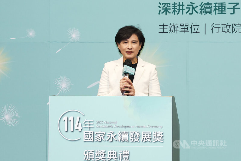 114年國家永續發展獎頒獎典禮8日在台大醫院國際會議中心舉行，行政院副院長鄭麗君（圖）出席，致詞強調永續力就是國家競爭力，感謝獲獎單位在不同領域持續推動永續行動，實踐多元永續理念的努力。中央社記者王騰毅攝  114年12月8日