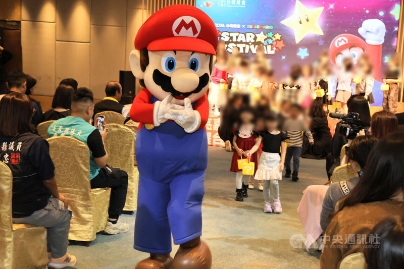 嘉義縣府8日舉辦2026台灣燈會旅遊玩法記者會，公開與任天堂合作推出「2026台灣燈會 × 超級瑪利歐・星燦嘉年華」特色燈區。瑪利歐也現身與現場小朋友同樂。中央社記者蔡智明攝　114年12月8日