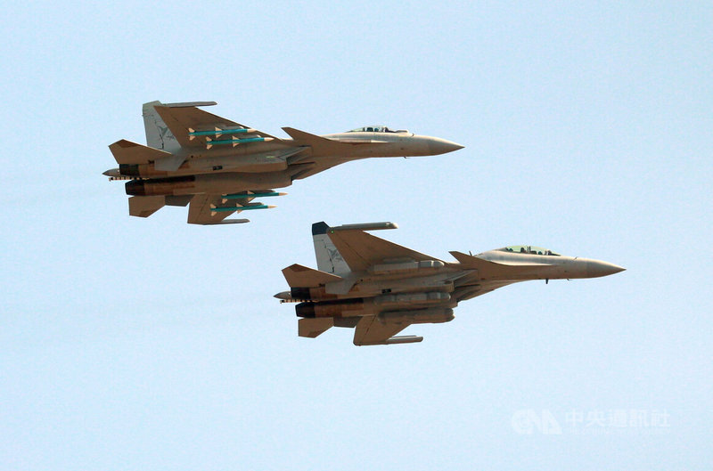 日本自衛隊戰機6日遭共軍遼寧艦艦載戰機殲-15以雷達照射。日本官房長官8日稱自衛隊在保持安全距離下執行任務，中方則強烈敦促對方停止「滋擾」正常演訓活動的行為。圖為2024年珠海航展上的殲-15（J-15）。中央社記者陳亦偉攝  114年12月8日
