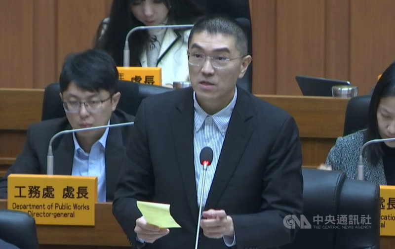 基隆市發生油污染事件,民進黨市議員鄭文婷8日在議會要求環保局長馬仲豪下台,市長謝國樑(圖前)答詢說,這次水污染事件「到目前為止我來看做得還是相當不錯」。(圖取自基隆市議會直播畫面)中央社記者王朝鈺傳真 114年12月8日