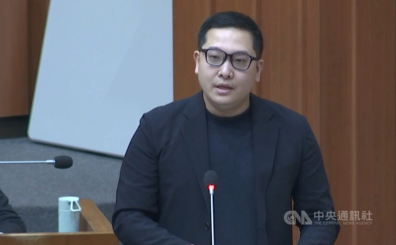 基隆市發生油污染事件，民進黨市議員鄭文婷8日在議會要求環保局長馬仲豪（圖前）下台，馬仲豪答詢時「敬告」鄭文婷盼理性討論。（圖取自基隆市議會直播畫面）中央社記者王朝鈺傳真 114年12月8日