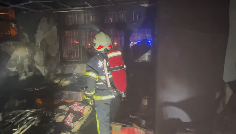 彰化縣溪湖鎮有民宅8日凌晨接近2時發生火警，消防人員趕赴現場約10分鐘控制火勢，並於1樓發現100歲老婦無呼吸心跳，緊急送醫仍不治，另有1名患者疑嗆傷送醫，起火原因待調查。（民眾提供）中央社記者鄭維真傳真 114年12月8日