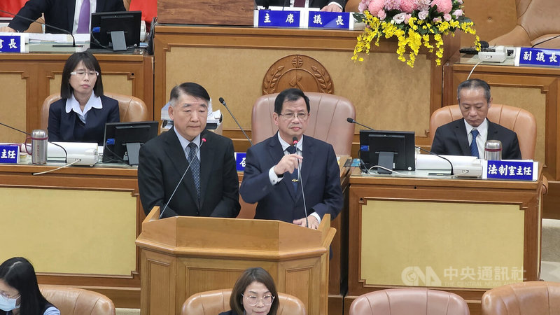 新北市板橋區府中商圈餐廳8日疑似發生氣爆案,消防局長陳崇岳(中右)於議會答詢時表示,目前火災原因還在鑑定中;工務局長馮兆麟(中左)則說,擔心建物結構受損,將拆梁柱裝潢鑑定,並禁止人員進出。中央社記者王鴻國攝 114年12月8日