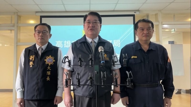 高雄市政府警察局8日在左營分局舉行「0822左營槍擊案記者說明會」，由高雄市政府警察局副局長呂世明（中）、刑警大隊長鄢志豪（左）、左營分局長謝承甫（右）等人出席。（高雄市政府左營分局提供）中央社記者張已亷傳真  114年12月8日