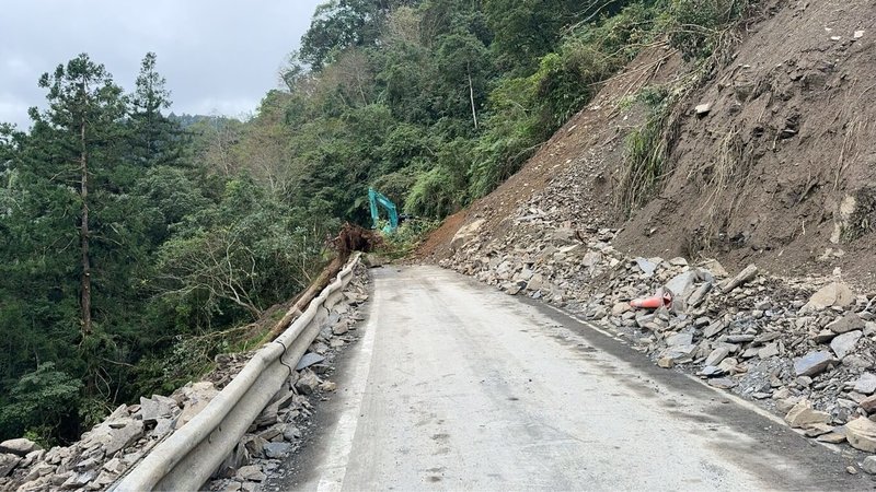 太平山國家森林遊樂區內道路宜專一線8.5公里處邊坡7日崩塌，經搶修雖恢復單線通行，林保署考量邊坡仍不穩定，為確保行車安全，崩塌路段從9日起至31日，上午8時至下午5時，每半點開放10分鐘通行。（農業部林業及自然保育署宜蘭分署提供）中央社記者王朝鈺傳真　114年12月8日