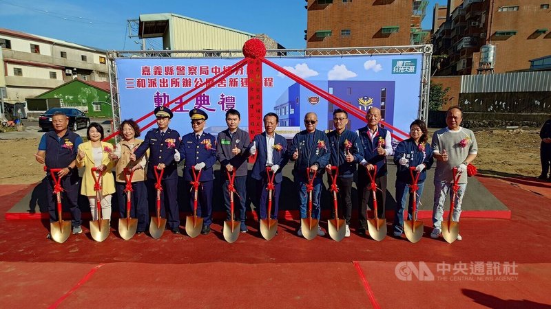 嘉義縣警察局中埔分局三和派出所新建工程8日動土，預計116年3月竣工，動土典禮由嘉義縣長翁章梁（右6）、議長張明達（右5）、民進黨立委陳冠廷（左6）、警察局長李權哲（左5）等人主持祭祀。中央社記者蔡智明攝　　114年12月8日