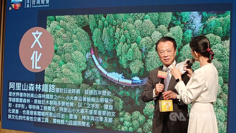 嘉義縣府8日舉辦2026台灣燈會旅遊玩法記者會,宣布與任天堂合作推出「超級瑪利歐」主題特色燈區。縣長翁章梁(左)手持超級瑪利歐遊戲中道具方塊造型限量小提燈,宣傳嘉義觀光。中央社記者蔡智明攝 114年12月8日