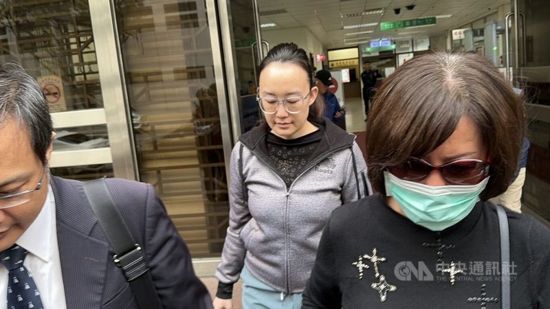 國民黨立委徐巧芯的大姑劉向婕（中）涉洗錢案，高等法院裁定新台幣80萬交保並電子腳鐶監控。劉向婕母親即徐巧芯婆婆（右）8日為其辦保後，一同離開法院。中央社記者劉世怡攝　114年12月8日