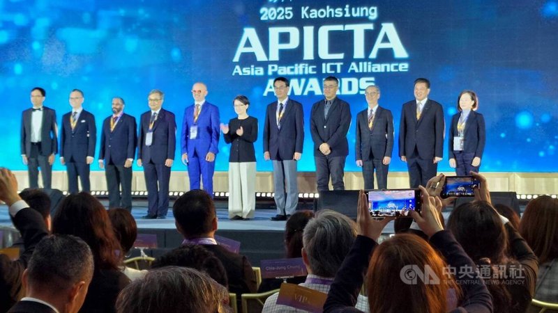 2025亞太資通訊科技聯盟大賽（APICTA Awards）頒獎典禮8日在高雄舉行，副總統蕭美琴（中）等人出席。中央社記者蔡孟妤攝　114年12月8日